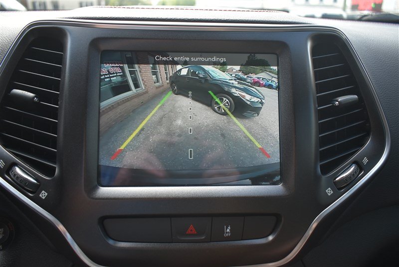 Used 2022 Jeep Cherokee Trailhawk w/ Comfort/Convenience Group AWD/4WD image 17