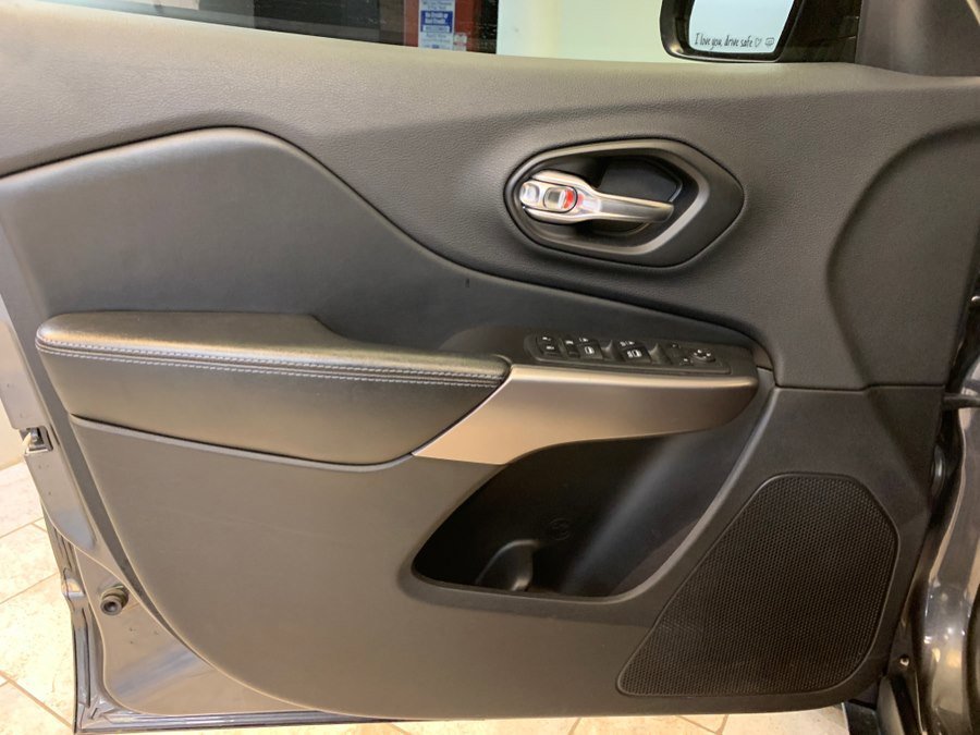Used 2019 Jeep Cherokee Latitude Plus AWD/4WD image 15