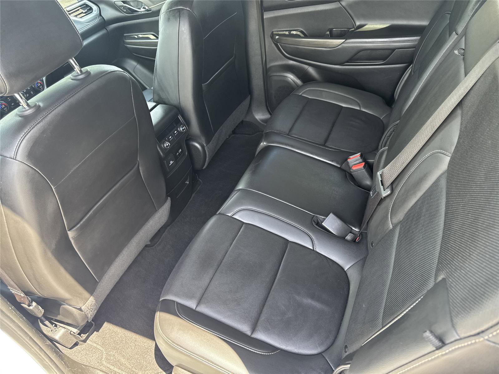 Used 2023 GMC Acadia SLT AWD/4WD image 31