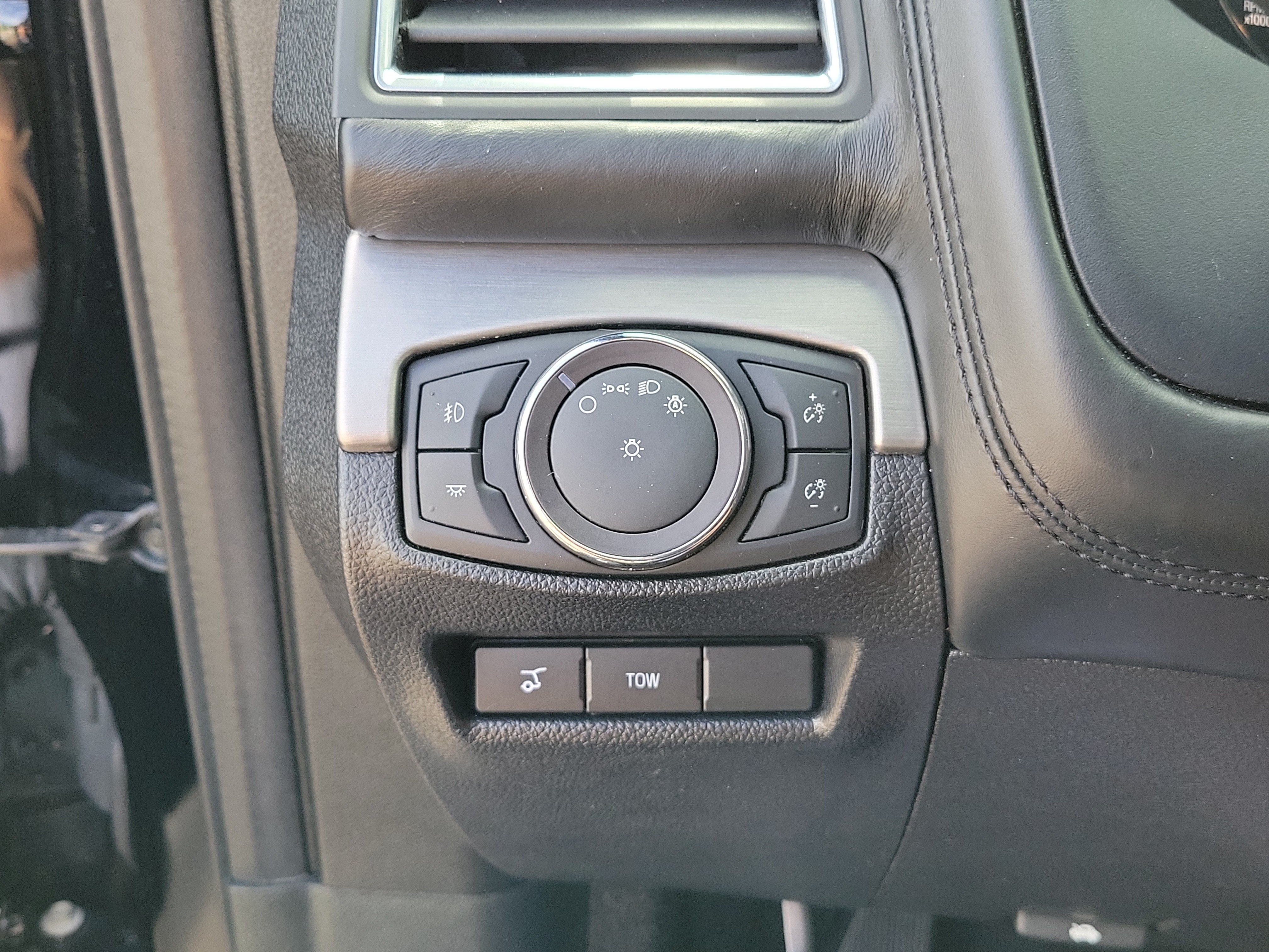 Used 2018 Ford Explorer Platinum AWD/4WD image 21
