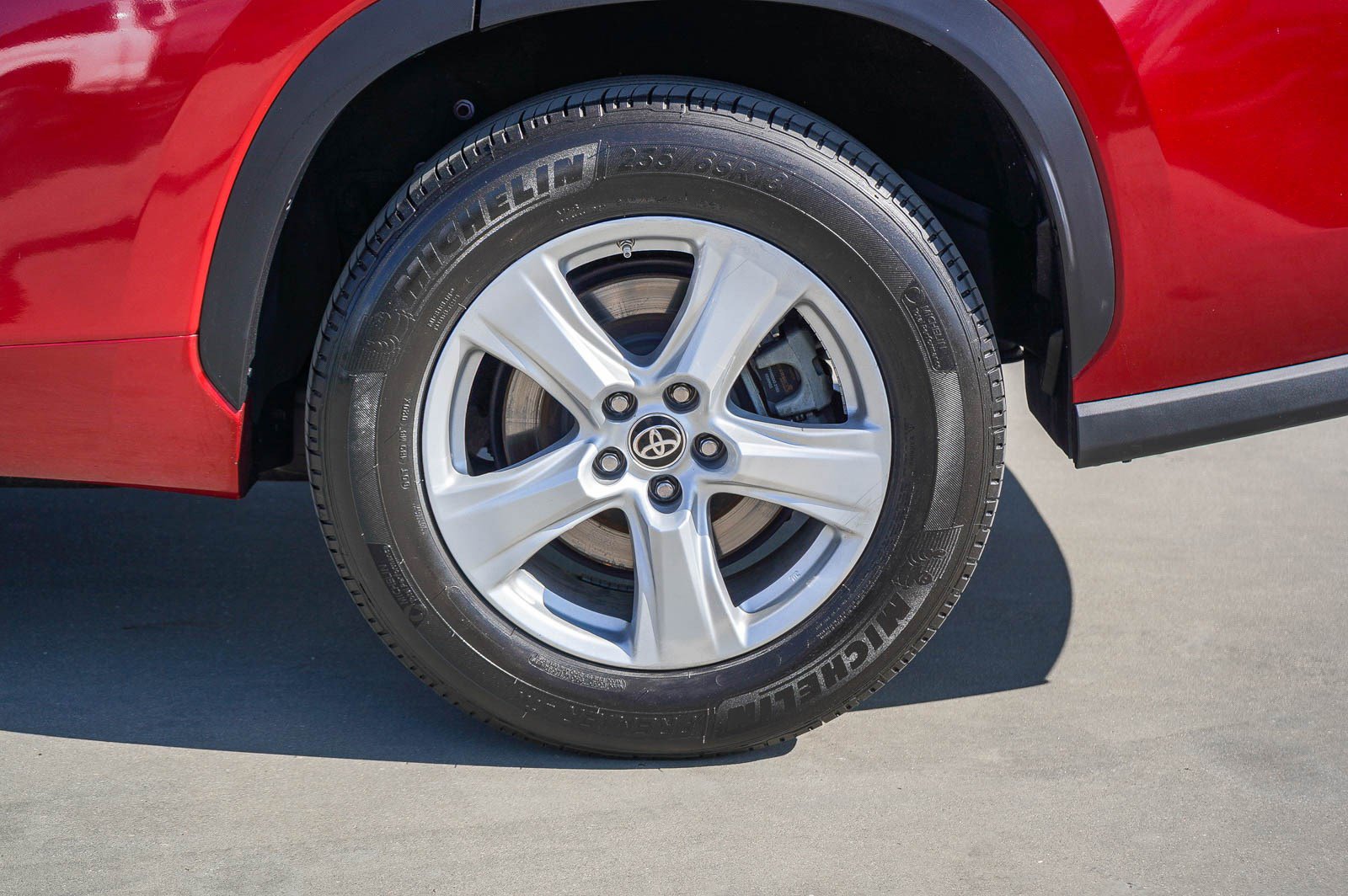 Used 2021 Toyota Highlander LE image 6