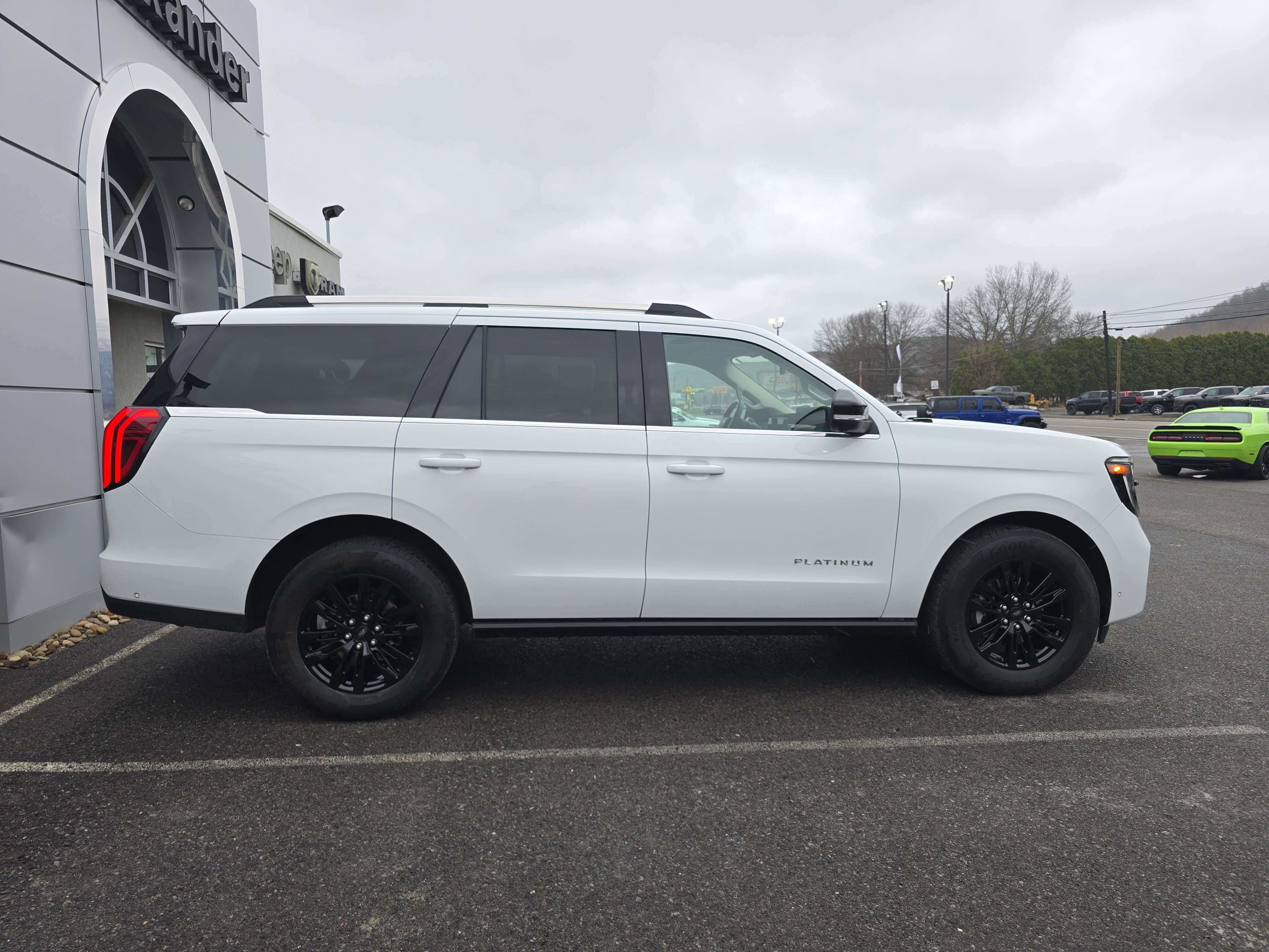 Used 2025 Ford Expedition Platinum video 2