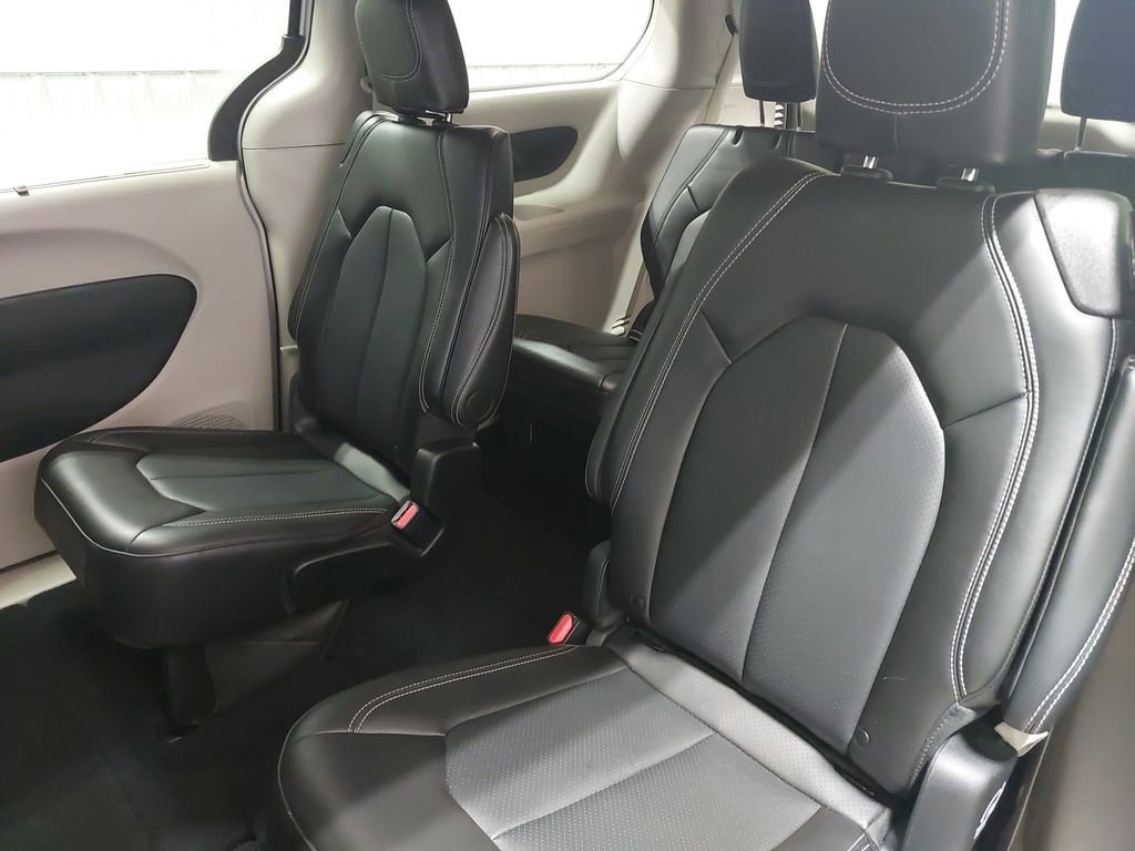 Used 2024 Chrysler Pacifica Touring-L image 16