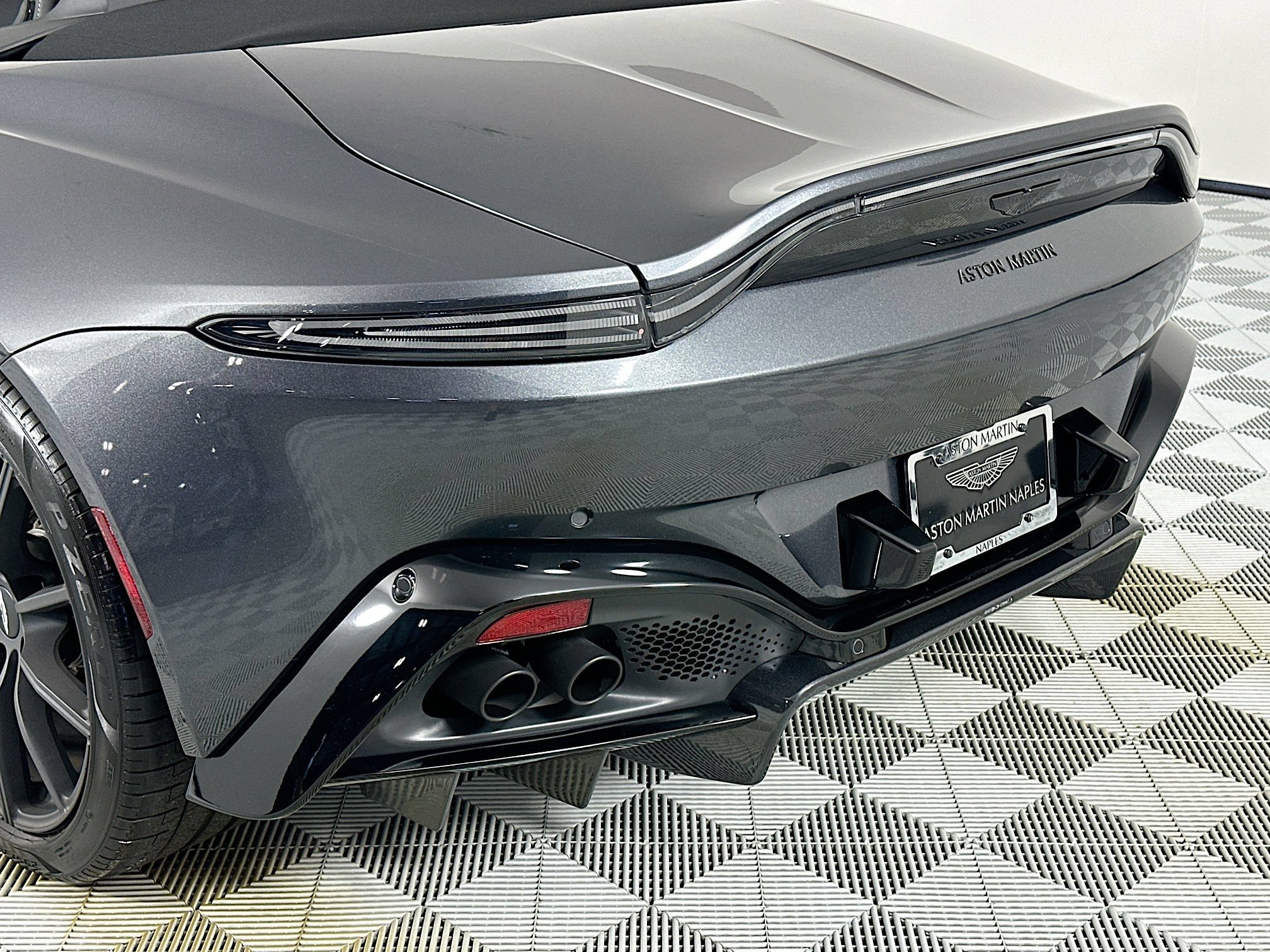 Used 2021 Aston Martin V8 Vantage Roadster RWD image 8