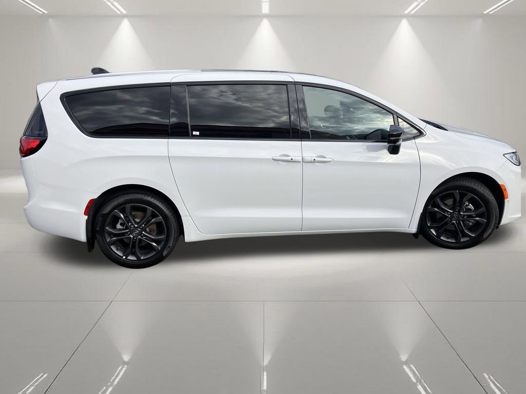 New 2026 Chrysler Pacifica Select image 17