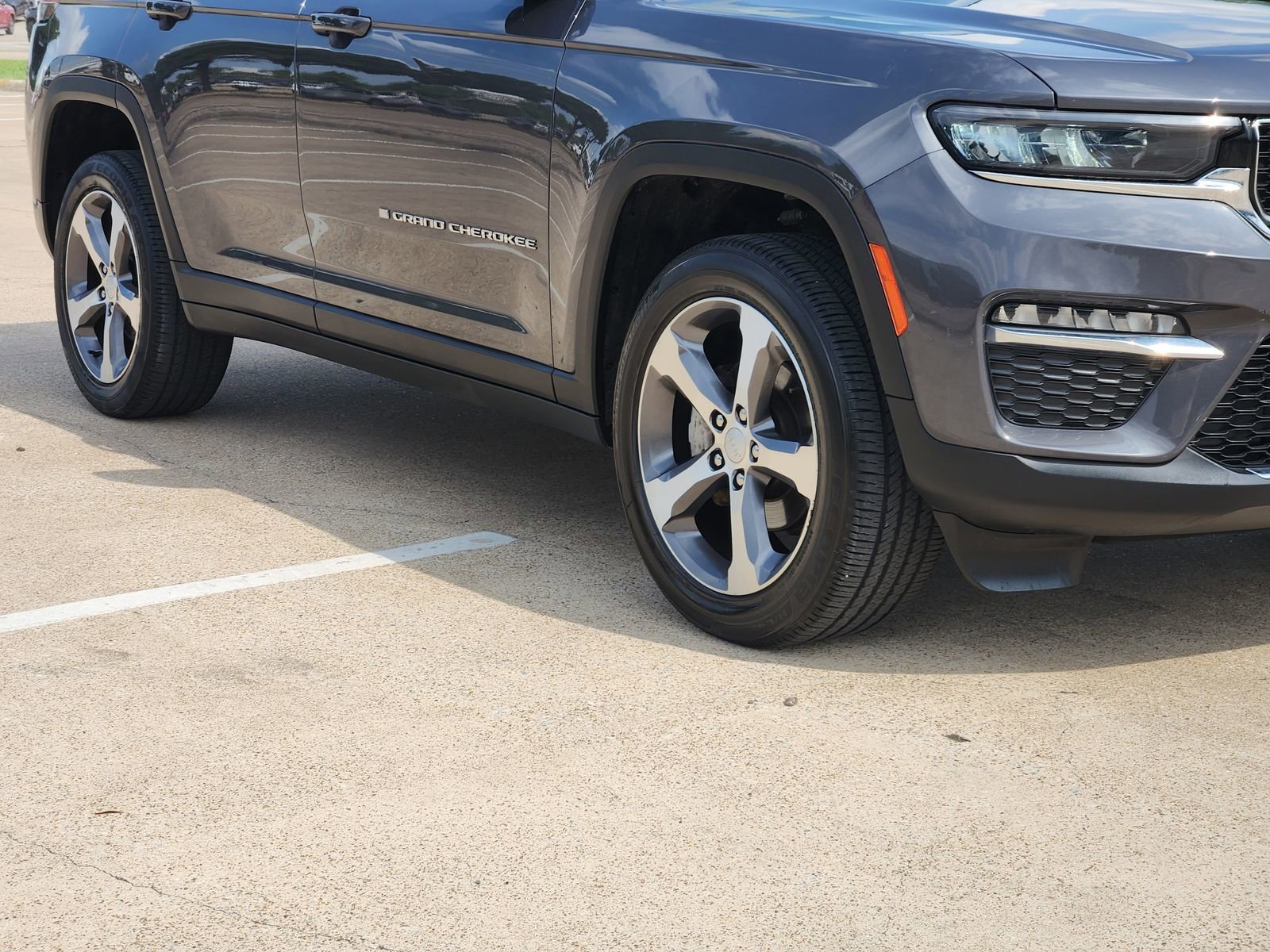 Used 2023 Jeep Grand Cherokee Limited AWD/4WD image 6