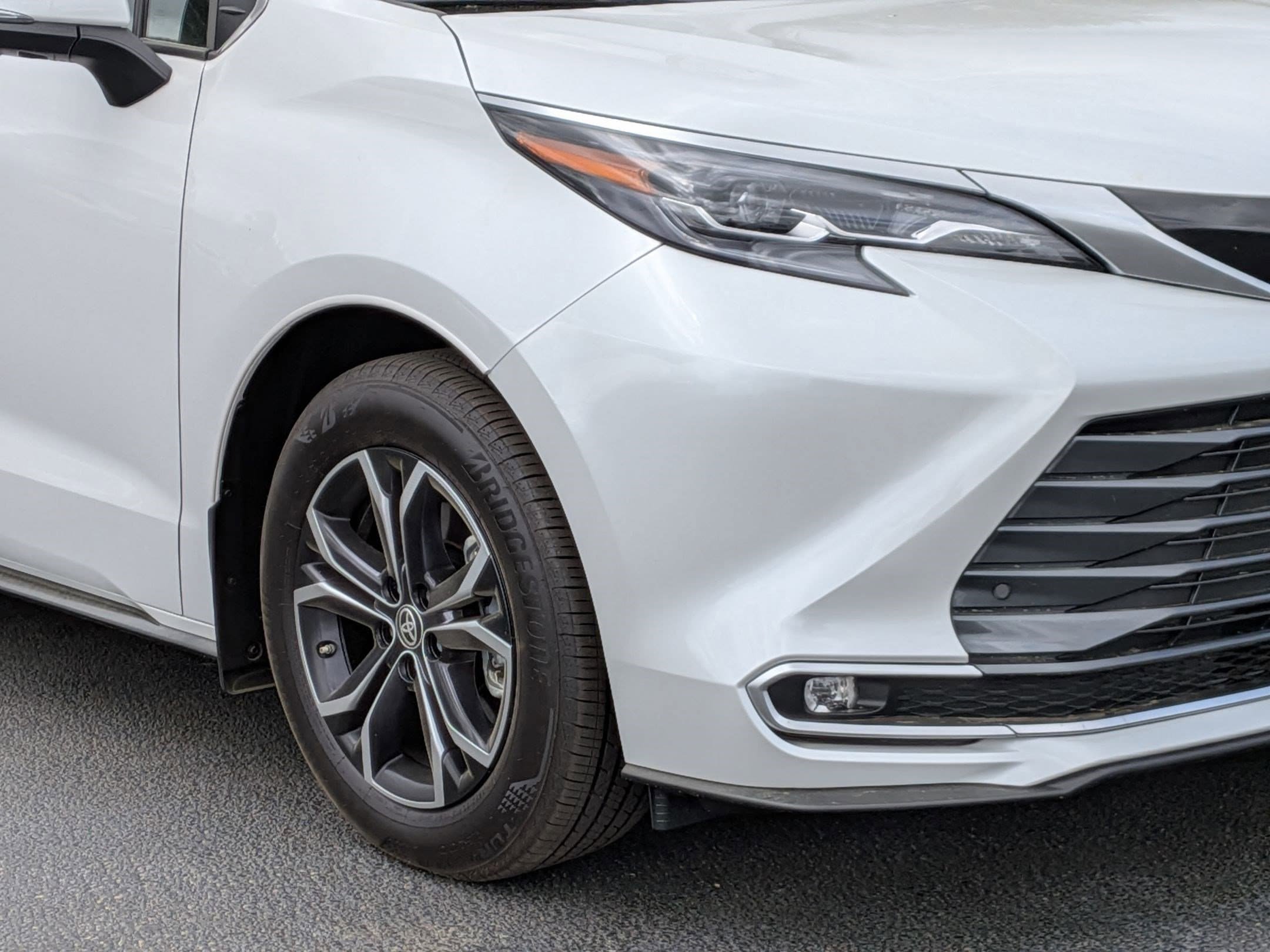 Used 2025 Toyota Sienna Platinum AWD/4WD image 9