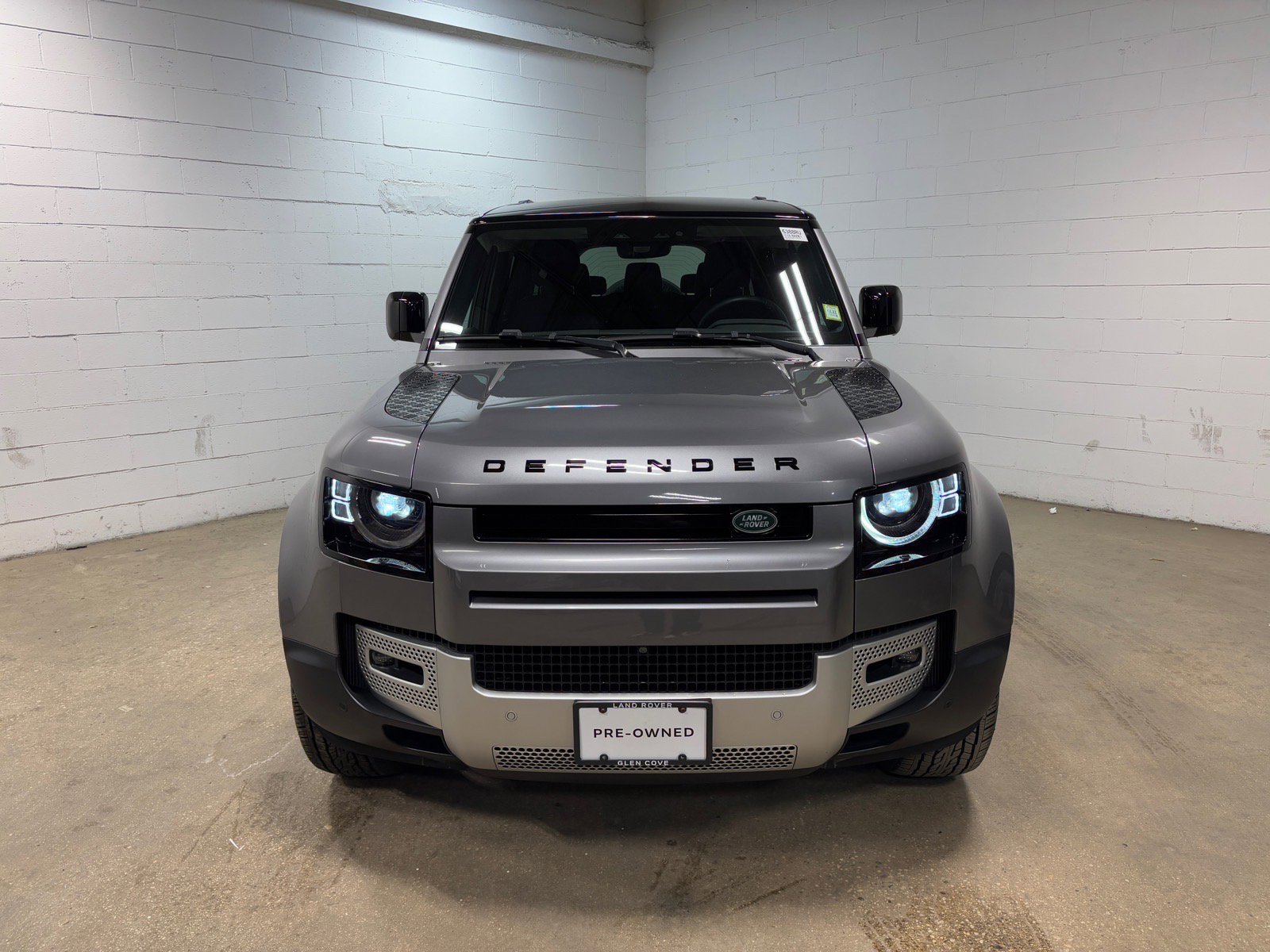 Used 2023 Land Rover Defender 130 SE image 3