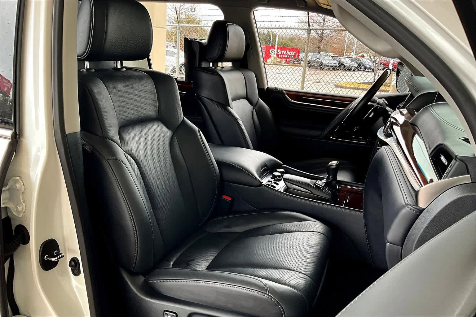 Used 2020 Lexus LX 570 4WD w/ Luxury Package image 9