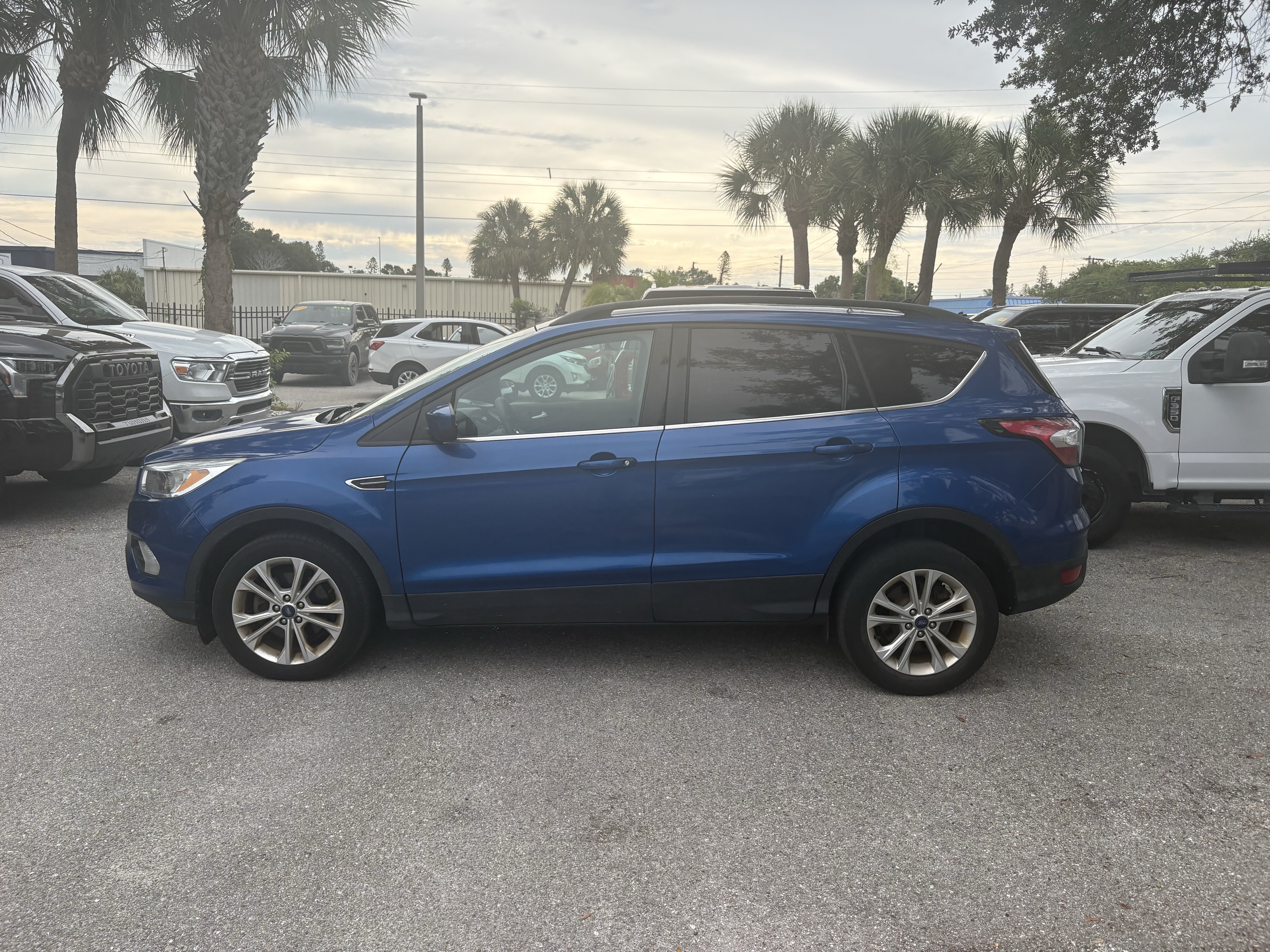 Used 2018 Ford Escape SE w/ SE Sync 3 Package FWD image 4