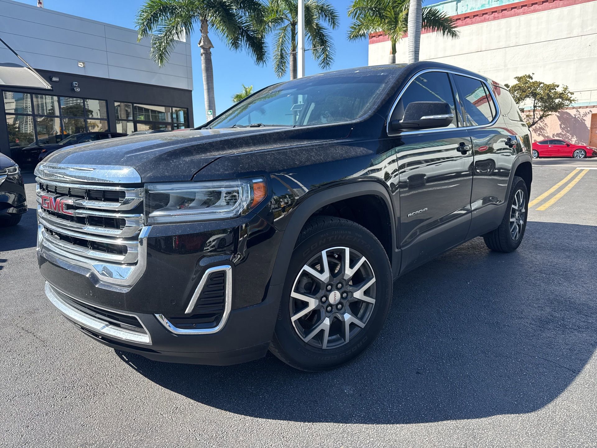 Used 2023 GMC Acadia SLE image 1