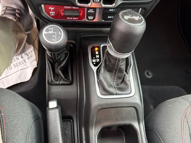 Used 2025 Jeep Wrangler Unlimited Rubicon AWD/4WD image 8