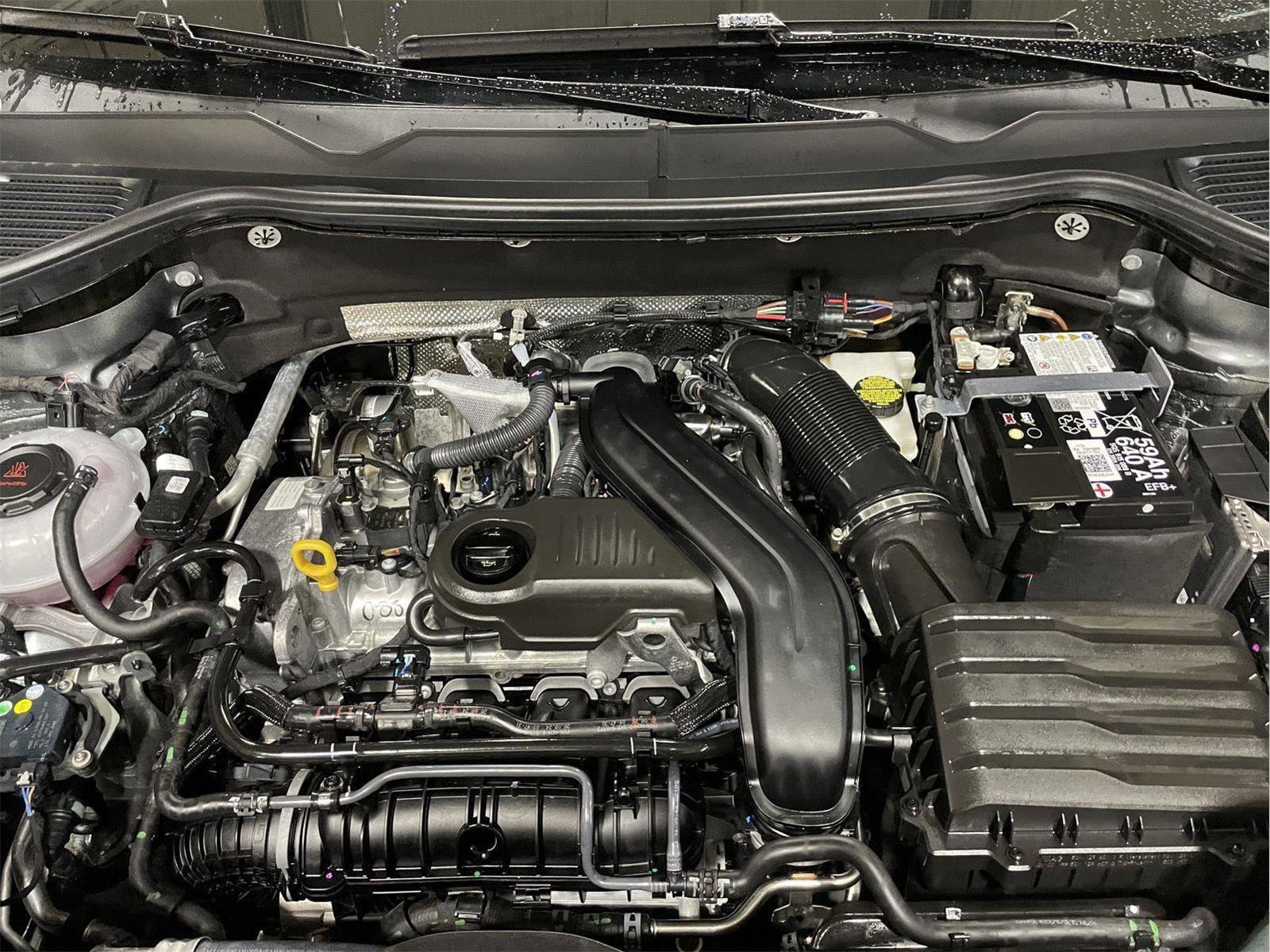 Used 2025 Volkswagen Taos SE image 11