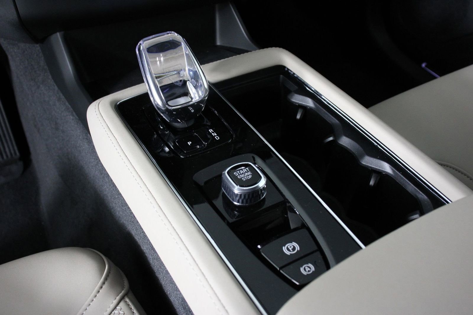 New 2026 Volvo XC90 B6 Plus w/ Protection Package Premier image 7