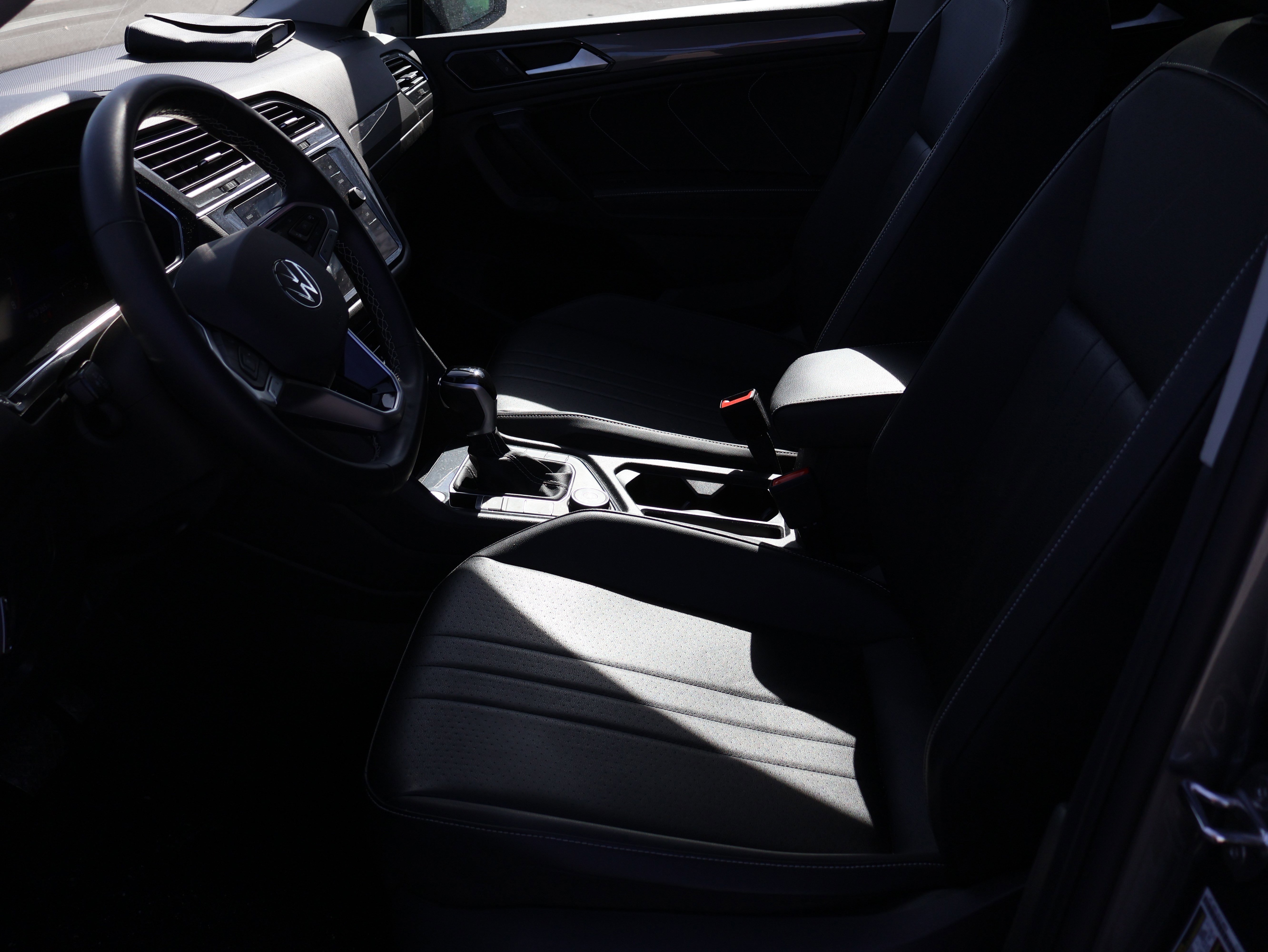 Used 2023 Volkswagen Tiguan SE w/ Panoramic Sunroof Package image 34