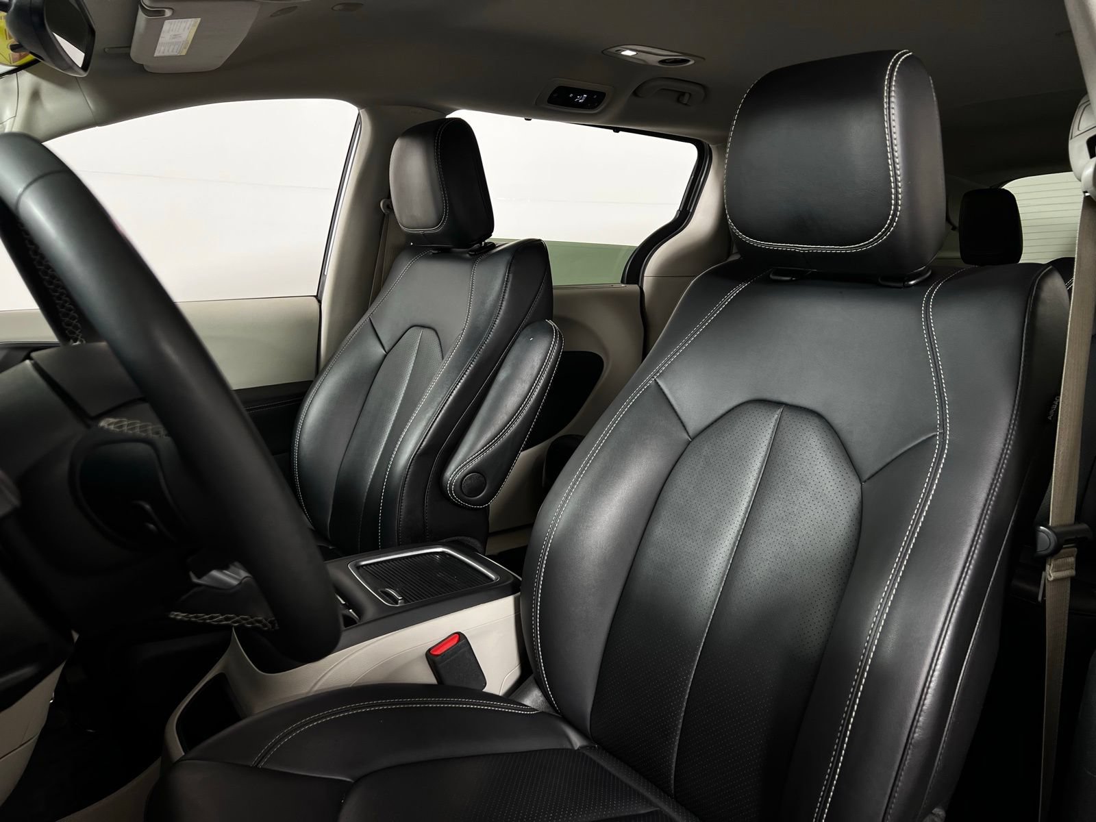 Used 2024 Chrysler Pacifica Touring-L FWD image 13