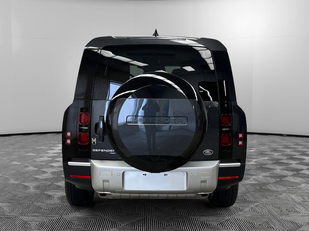Used 2023 Land Rover Defender 130 SE image 4