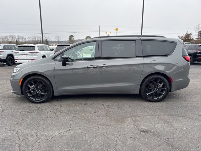 Used 2025 Chrysler Pacifica Limited image 16