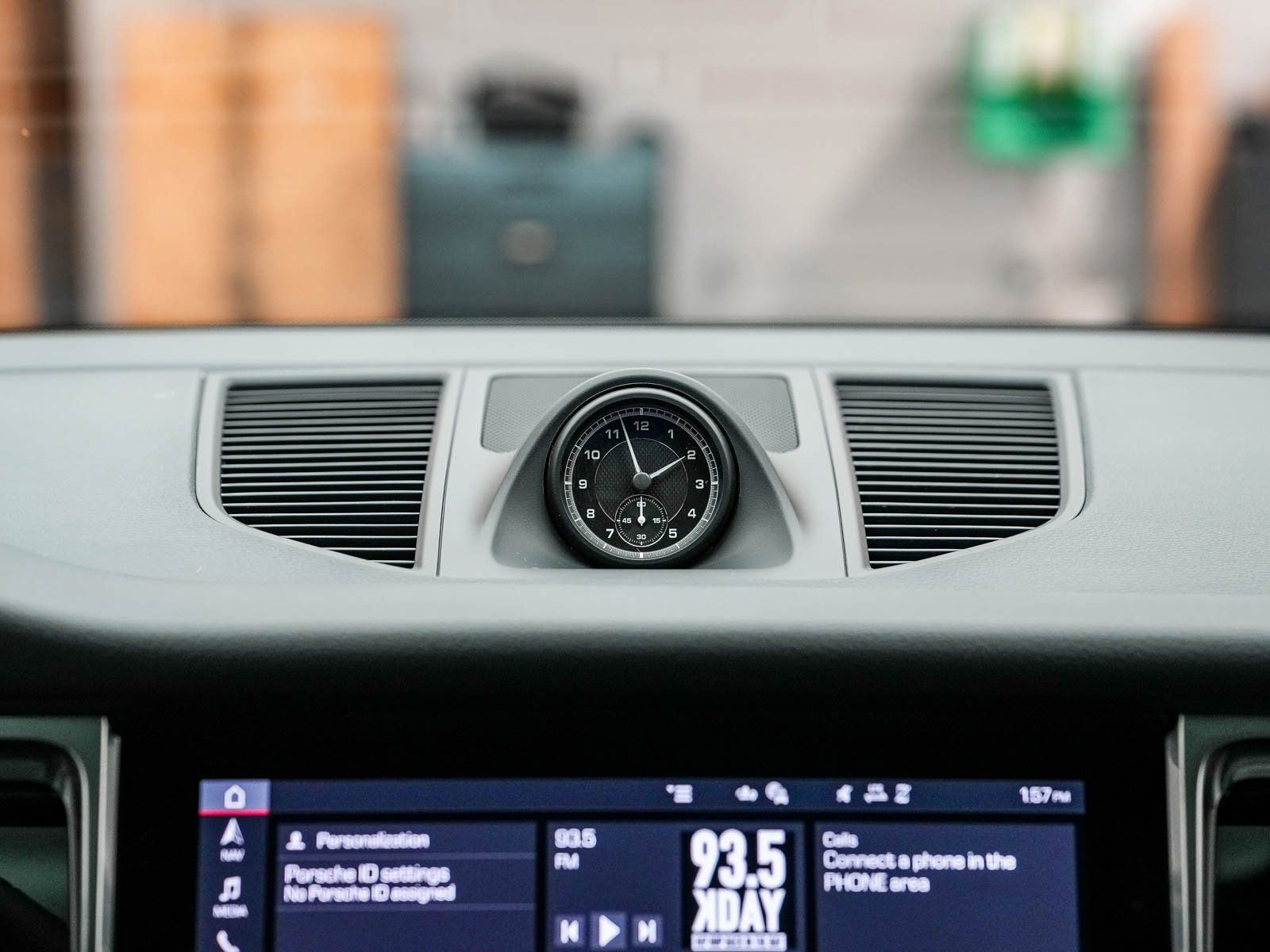 Certified 2025 Porsche Macan image 18