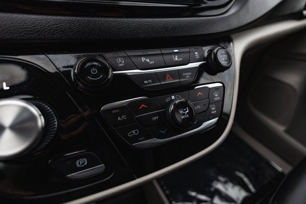 Used 2024 Chrysler Pacifica Touring-L image 17