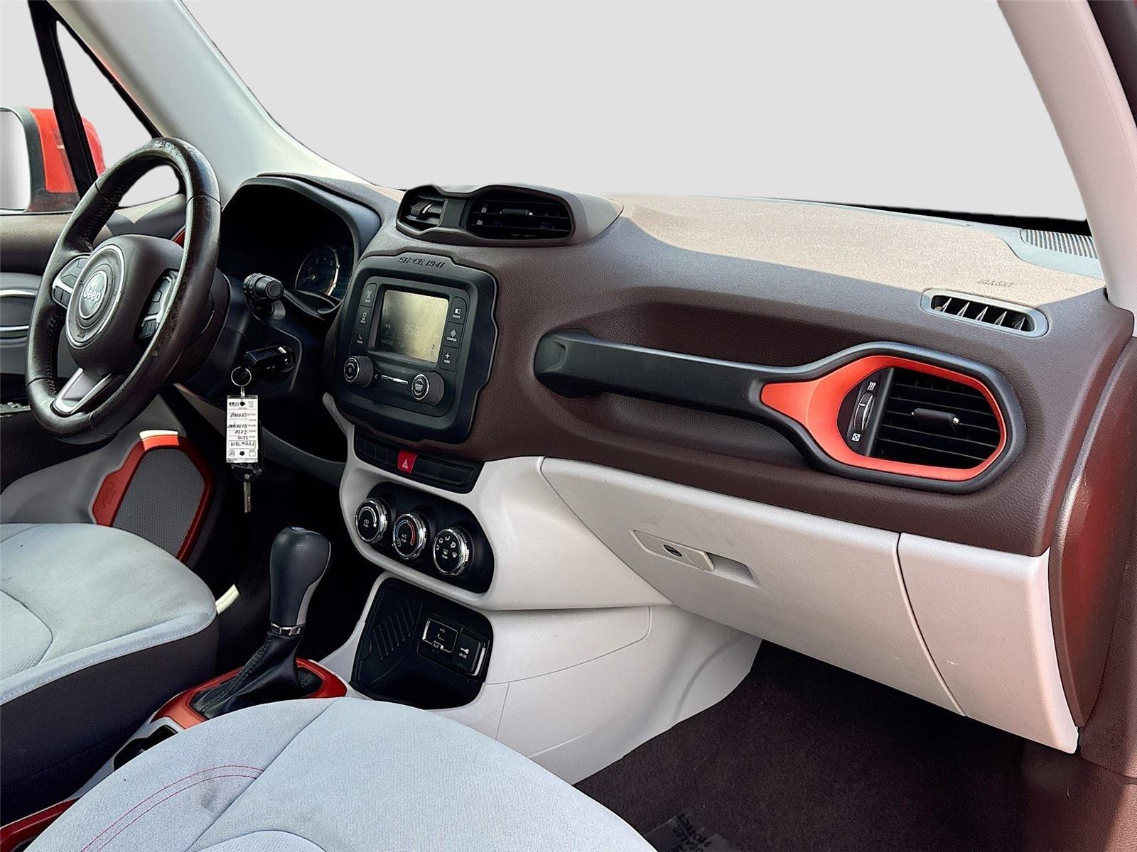 Used 2015 Jeep Renegade Latitude FWD image 26