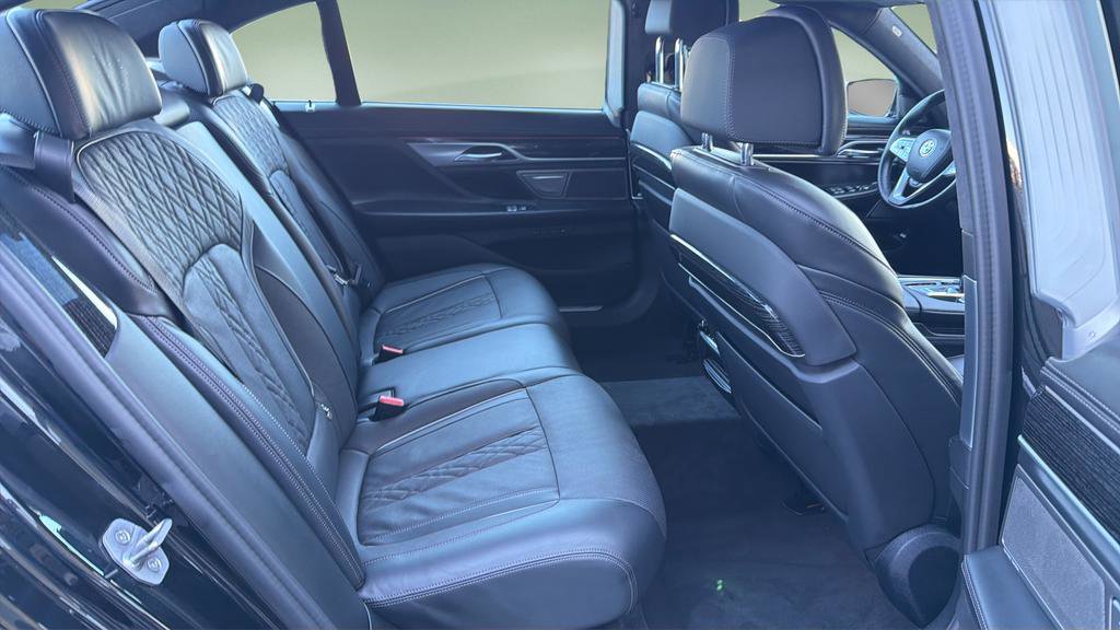 Used 2022 BMW 750i xDrive w/ Luxury Rear Seating Package image 21