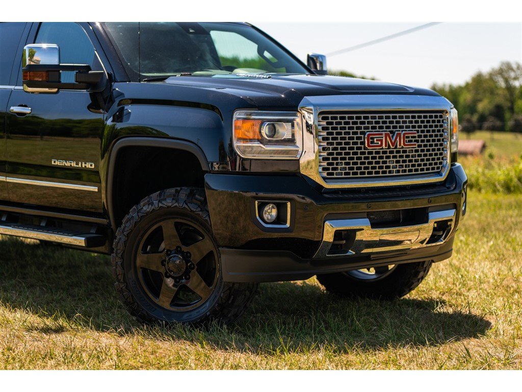 Used 2015 GMC Sierra 2500 Denali w/ Duramax Plus Package AWD/4WD image 2