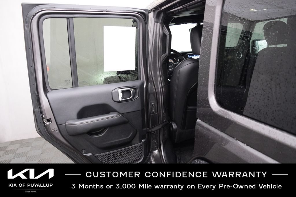 Used 2018 Jeep Wrangler Unlimited Sahara AWD/4WD image 11