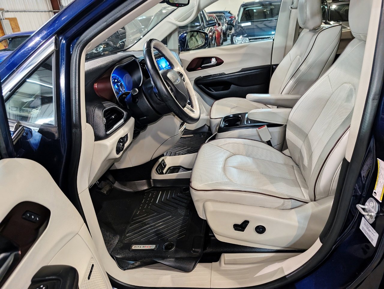 Used 2017 Chrysler Pacifica Limited image 19