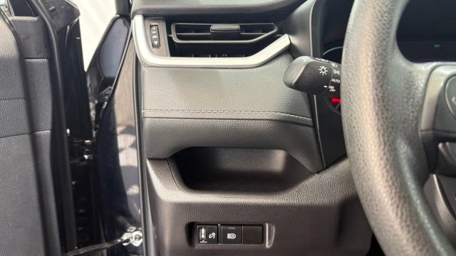 Used 2025 Toyota RAV4 XLE FWD image 32