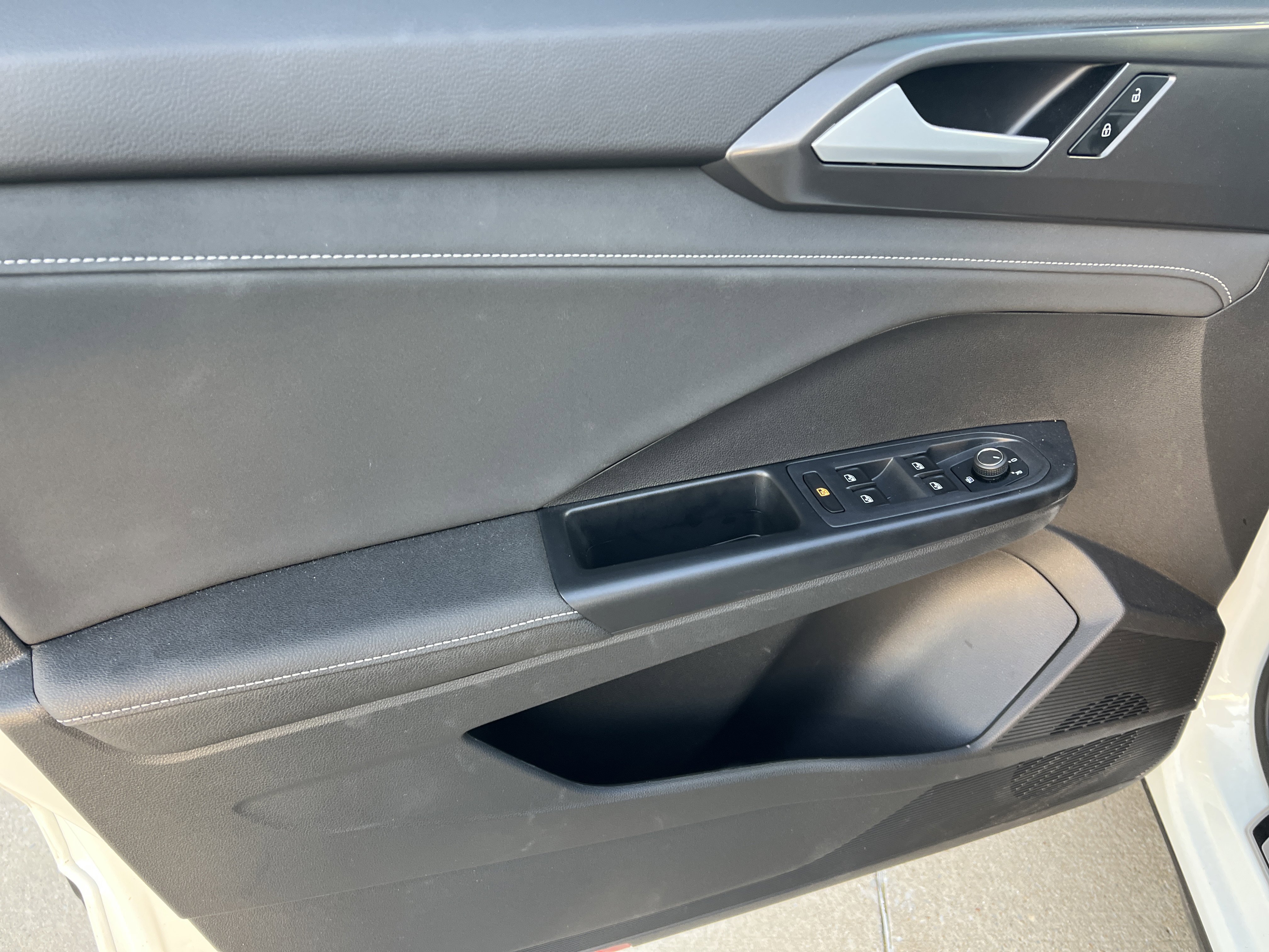 Used 2025 Volkswagen Taos SE image 13