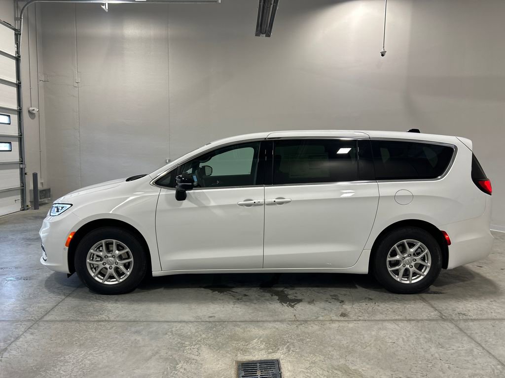 New 2026 Chrysler Pacifica Select image 9