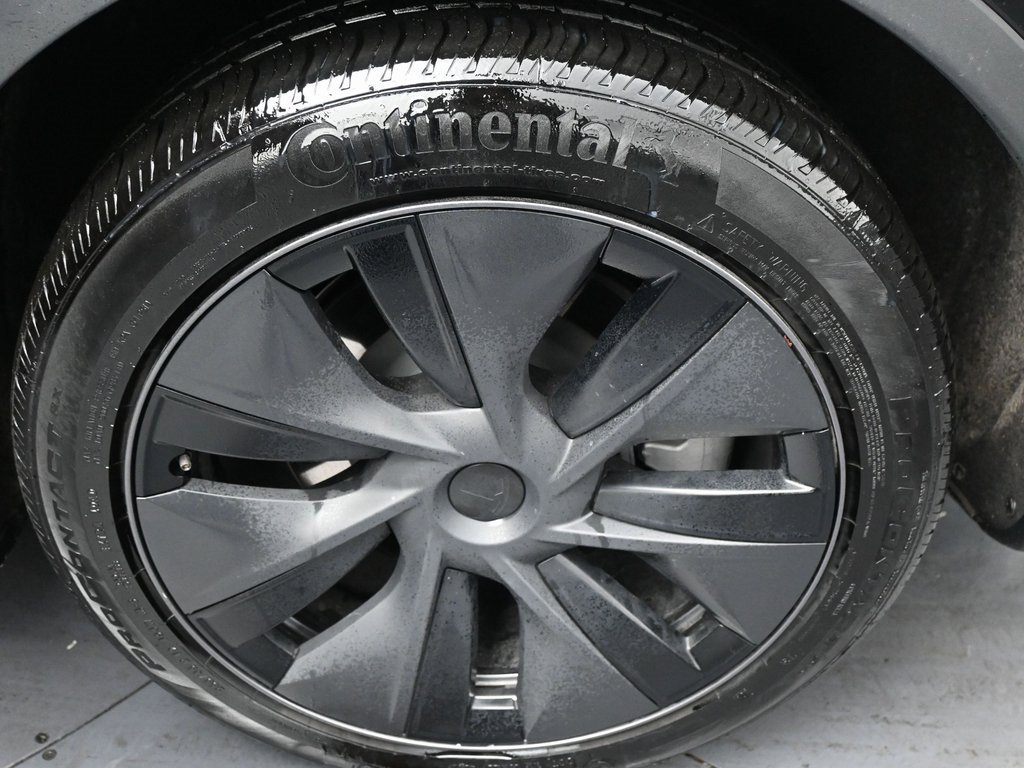 Used 2025 Tesla Model Y Long Range image 40