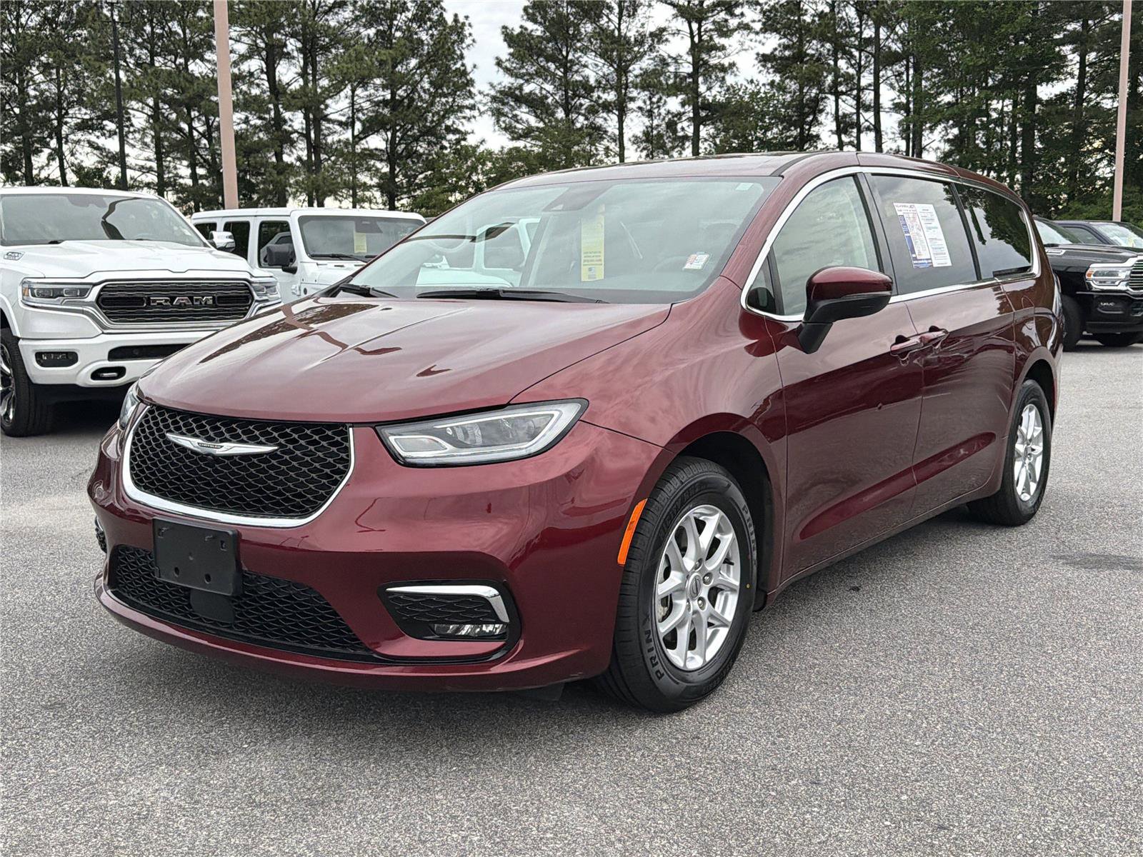 Used 2023 Chrysler Pacifica Touring-L FWD image 2