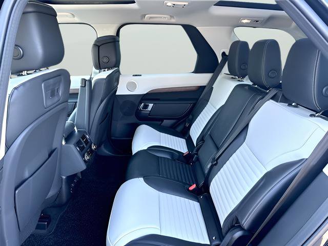 New 2025 Land Rover Discovery Dynamic SE image 32