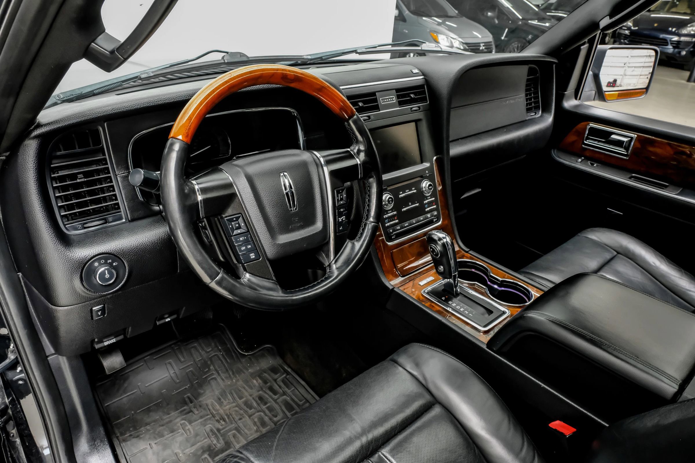 Used 2015 Lincoln Navigator 2WD image 2