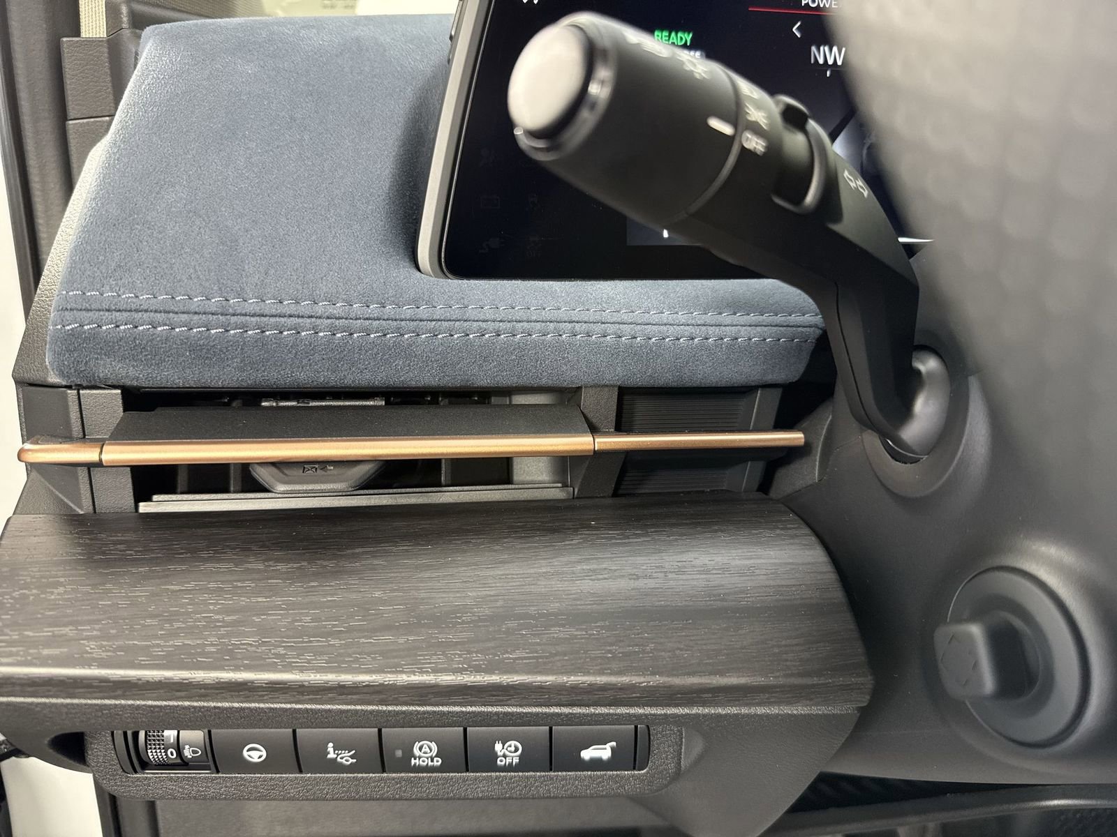 New 2025 Nissan Ariya Platinum image 15