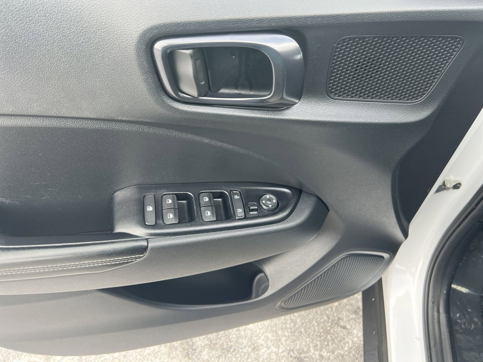 Used 2023 Hyundai Venue Limited image 14