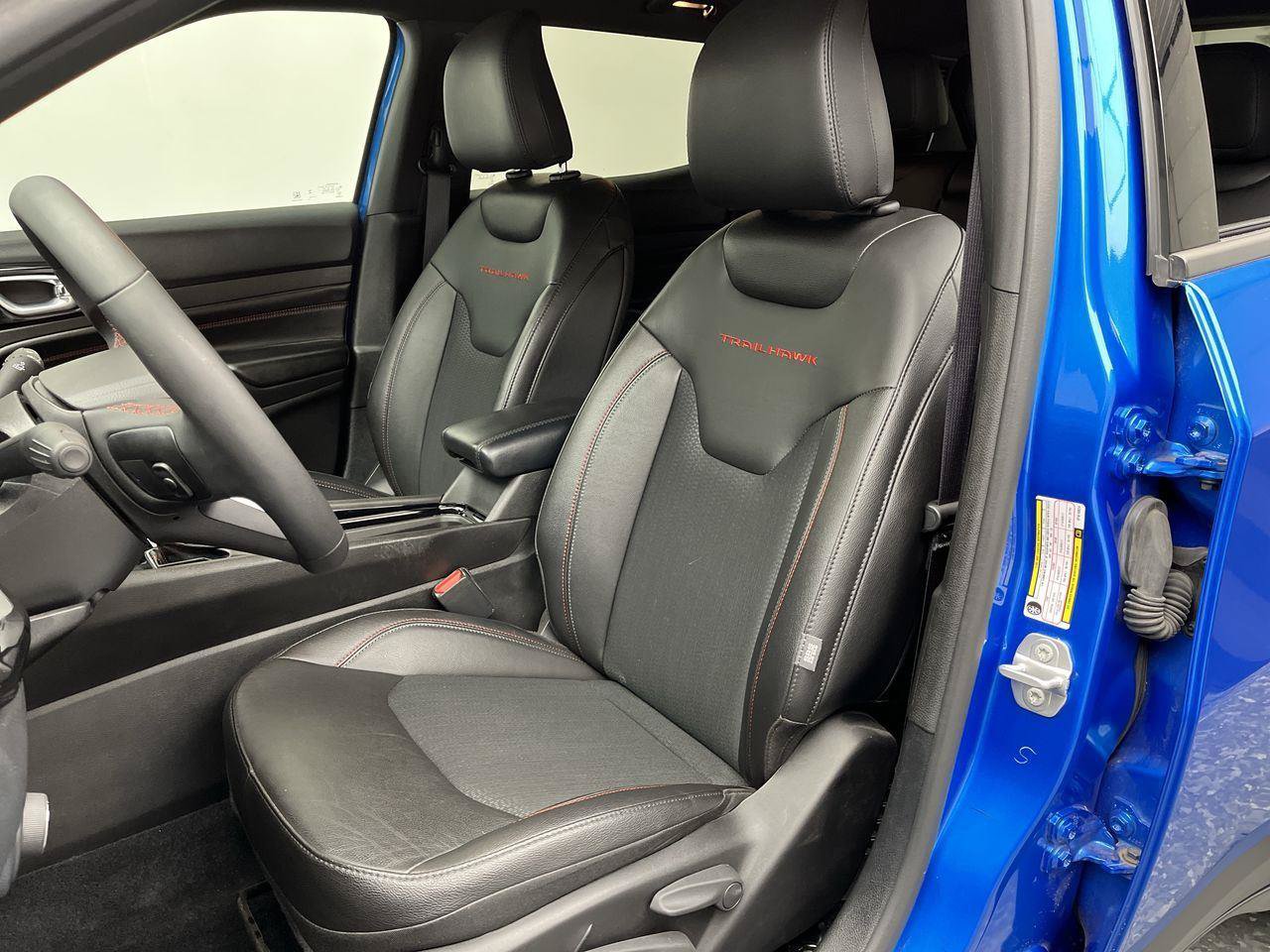 Used 2025 Jeep Compass Trailhawk AWD/4WD image 8