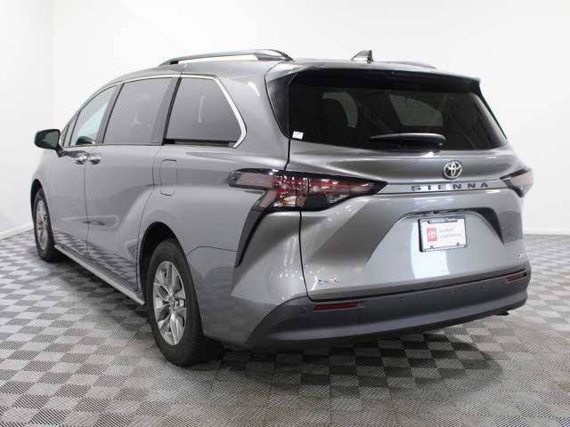 Certified 2026 Toyota Sienna XLE FWD image 4