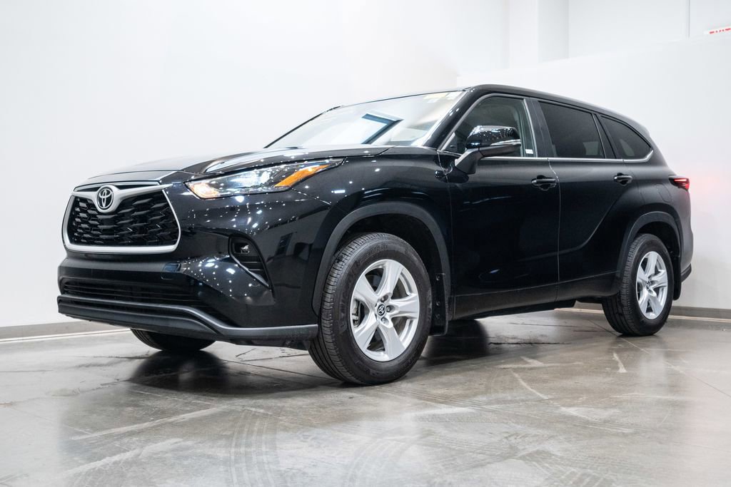 Certified 2025 Toyota Highlander LE image 3