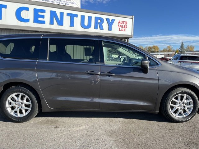 Used 2019 Chrysler Pacifica Touring image 17