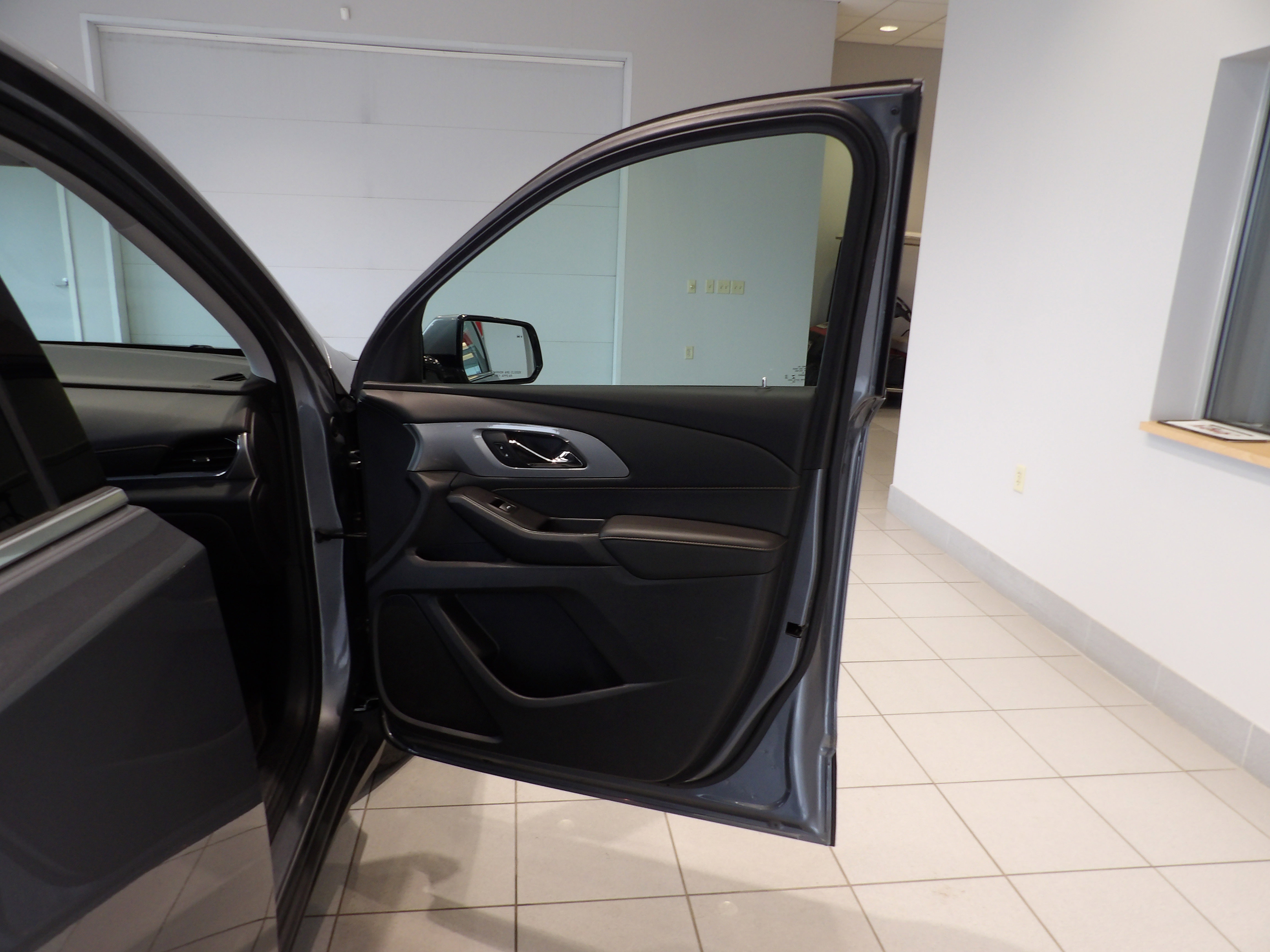 Used 2020 Chevrolet Traverse LT w/ Driver Confidence II Package image 24