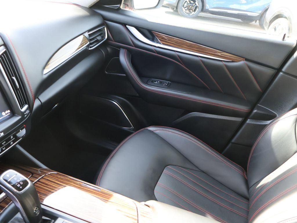 Used 2020 Maserati Levante GranLusso image 29