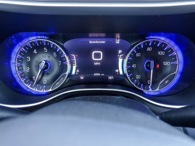 Used 2023 Chrysler Pacifica Touring-L image 5