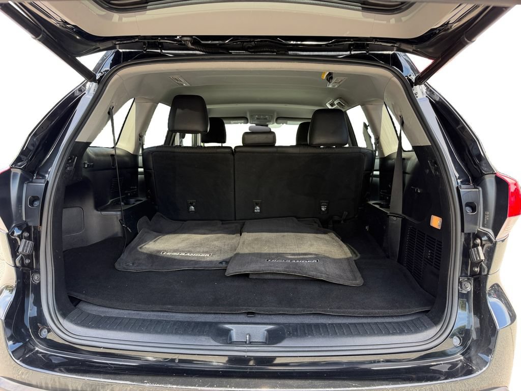 Used 2017 Toyota Highlander Plus FWD image 11