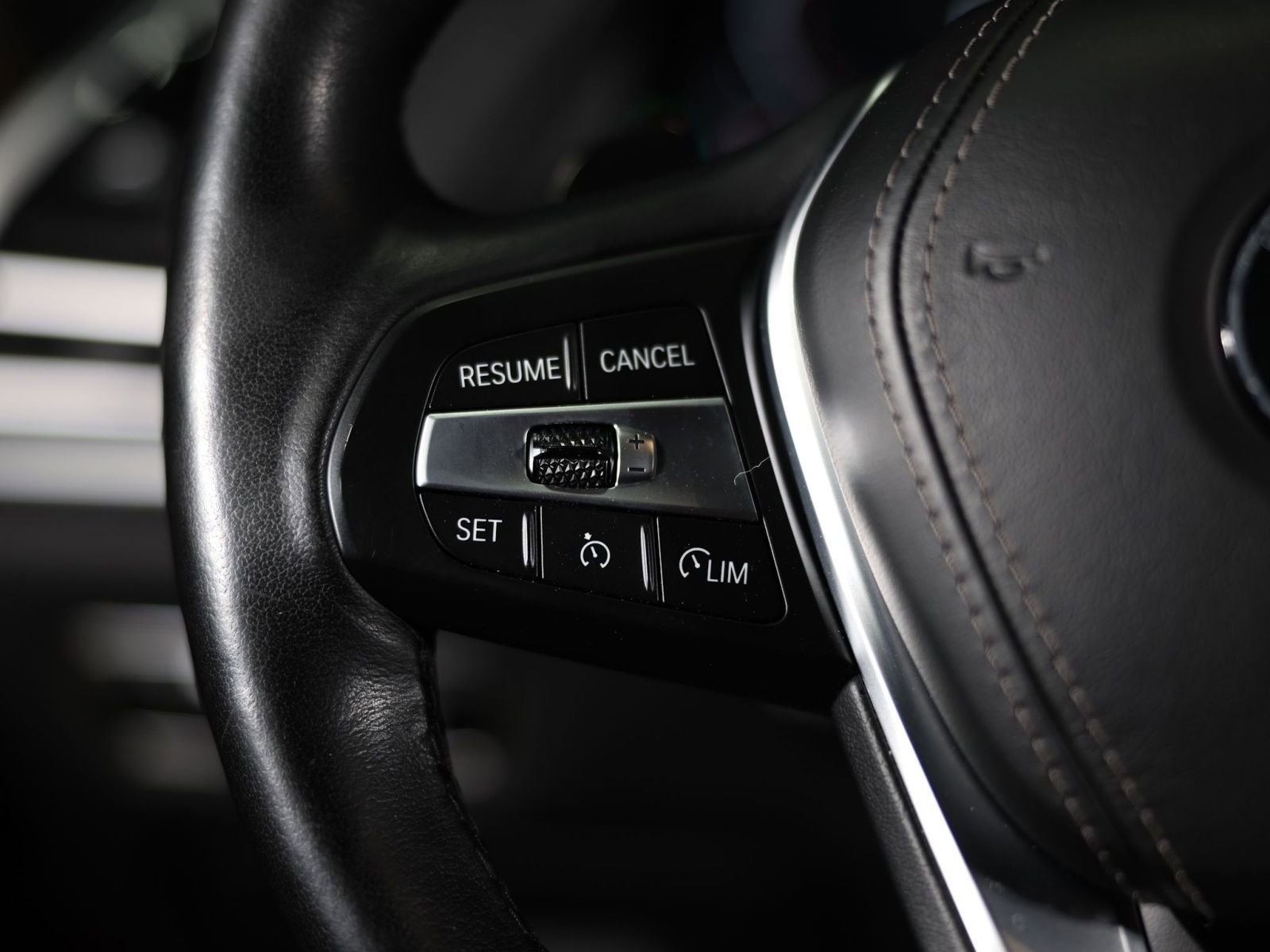 Used 2022 BMW X6 xDrive40i w/ Executive Package image 31