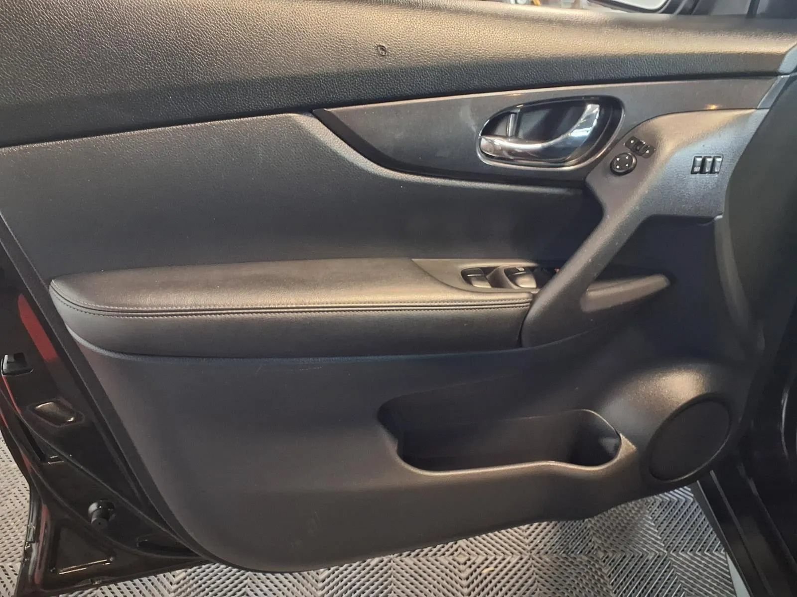Used 2018 Nissan Rogue SV w/ Premium Package AWD/4WD image 17