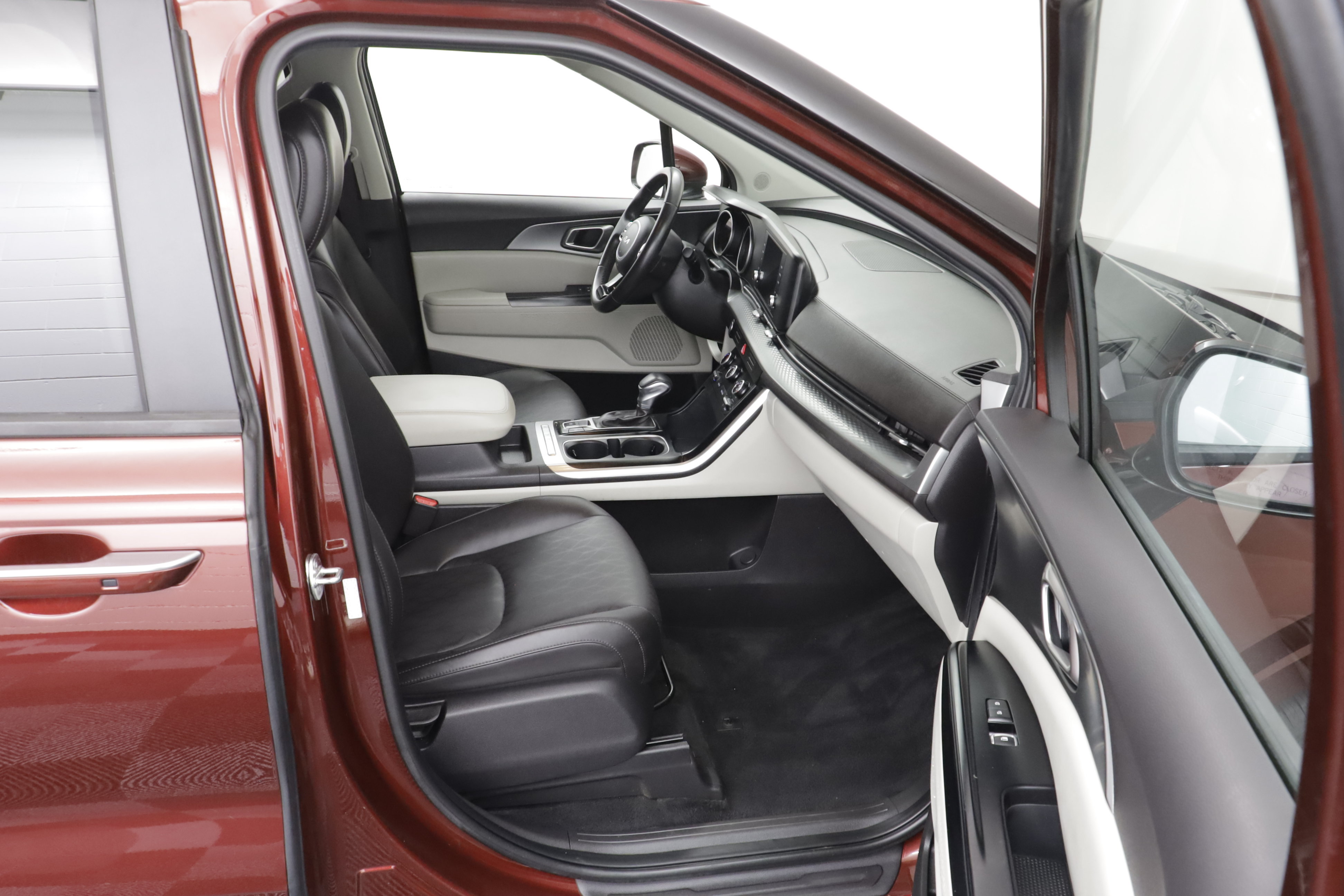 Used 2024 Kia Carnival LX FWD image 23