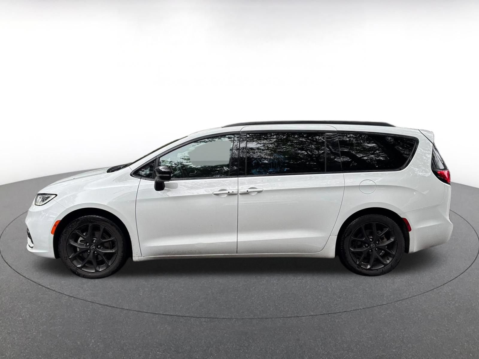 Used 2025 Chrysler Pacifica Limited FWD image 4